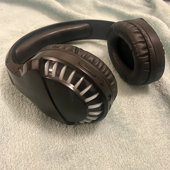 LED Light Color Changing Headphones - Picture 9 of 11